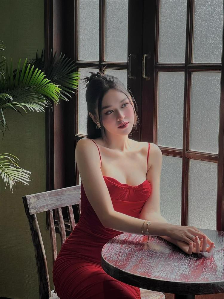 ới Tường San, kết hôn ở tuổi 20 không phải quá sớm vì cô quan niệm "đúng người, đúng thời điểm". Hai người quen nhau 1 năm trước khi cưới, được gia đình 2 bên ủng hộ. Trong thời gian yêu, cô giấu kín chuyện tình cảm với khán giả vì muốn giữ sự riêng tư.