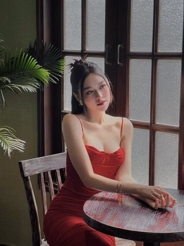 Với Tường San, kết hôn ở tuổi 20 không phải quá sớm vì cô quan niệm "đúng người, đúng thời điểm". Hai người quen nhau 1 năm trước khi cưới, được gia đình 2 bên ủng hộ. Trong thời gian yêu, cô giấu kín chuyện tình cảm với khán giả vì muốn giữ sự riêng tư.