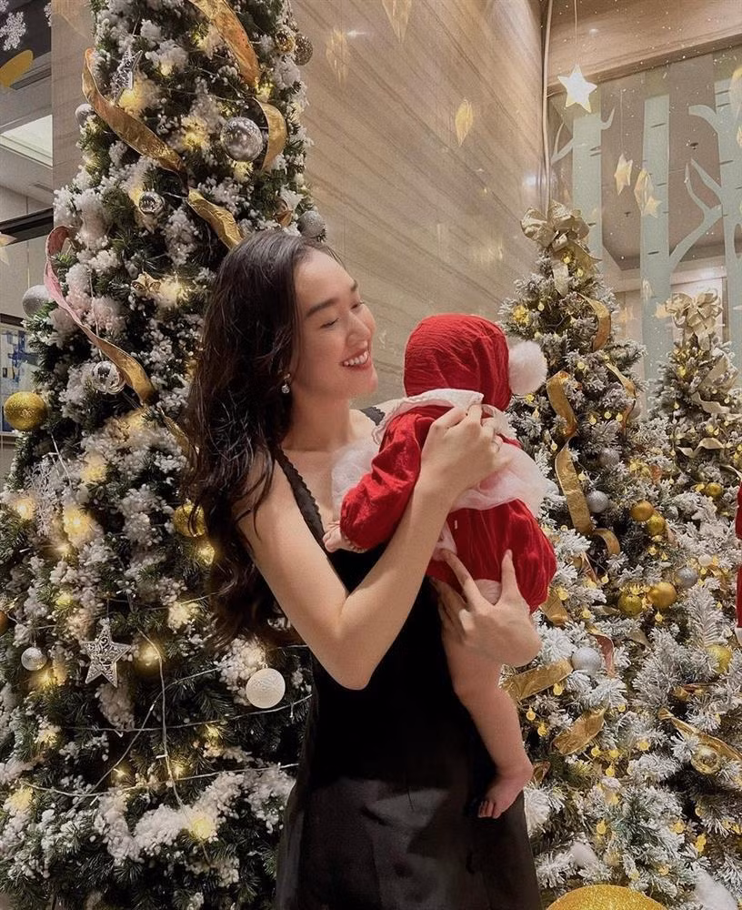 Dù không tránh khỏi những bỡ ngỡ, Tường San luôn khẳng định cô hạnh phúc khi được làm mẹ, gọi con gái là "món quà tuyệt nhất". Tương tự việc giữ sự riêng tư cho ông xã, Tường San cũng giấu kín hình ảnh con gái. Cô cho biết sẽ cân nhắc việc đăng hình con khi con cứng cáp hơn.