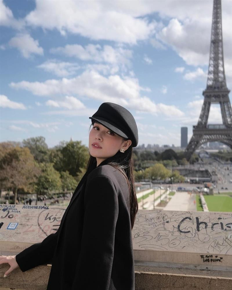 ua những hình ảnh được mỹ nhân sinh năm 2000 chia sẻ trên mạng xã hội, người hâm mộ nhận thấy cô có cuộc sống sang chảnh, thường xuyên đi du lịch, đến những địa điểm xa hoa, dùng nhiều món hàng hiệu đắt đỏ.