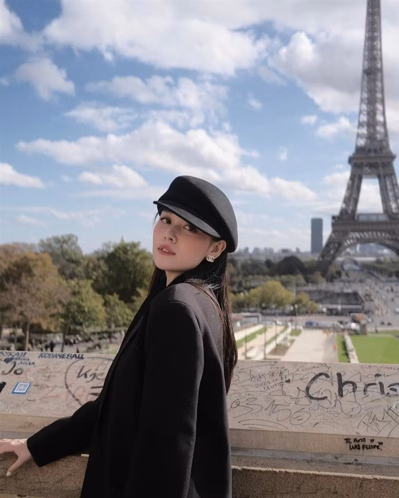 Qua những hình ảnh được mỹ nhân sinh năm 2000 chia sẻ trên mạng xã hội, người hâm mộ nhận thấy cô có cuộc sống sang chảnh, thường xuyên đi du lịch, đến những địa điểm xa hoa, dùng nhiều món hàng hiệu đắt đỏ.