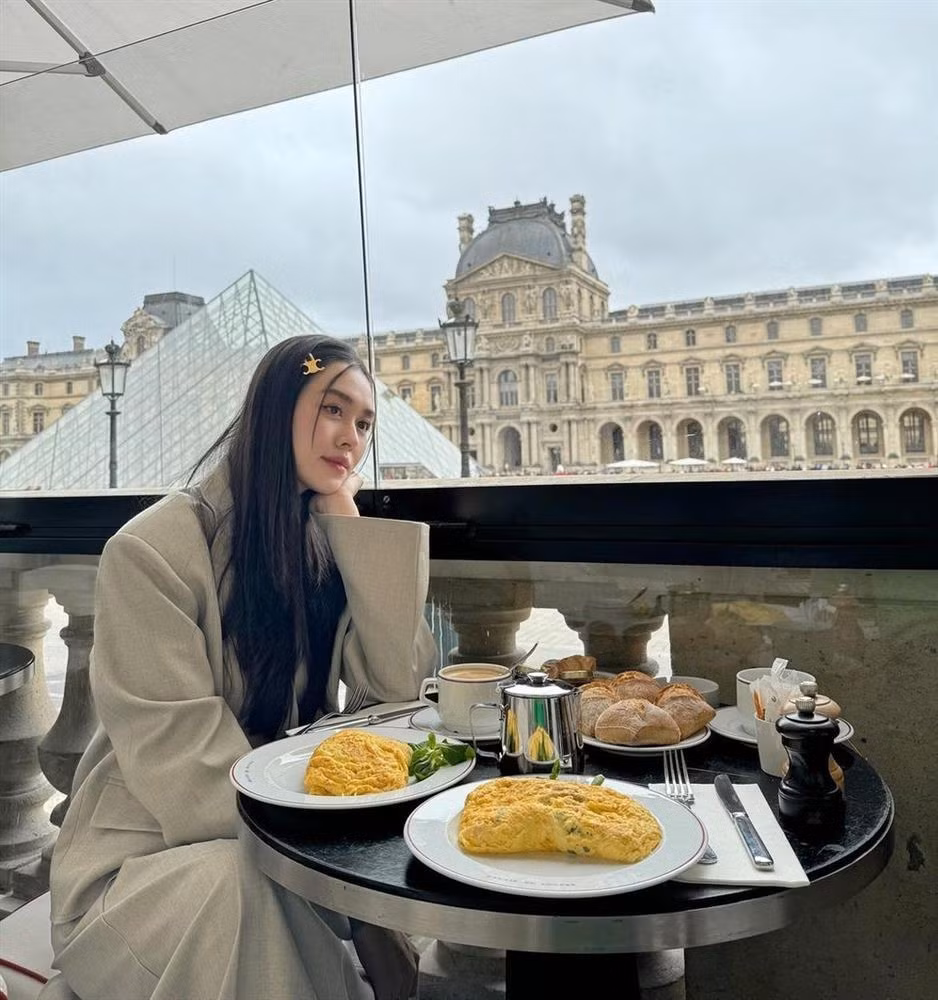 Sau thời gian vắng bóng làng giải trí để chăm lo tổ ấm riêng, á hậu gốc Hà Nội bắt đầu trở lại công việc nghệ thuật từ năm 2023. Song song đó, cô cũng hoàn thành quá trình học tập tại Đại học RMIT hồi hè năm ngoái (Ảnh: Facebook nhân vật). 