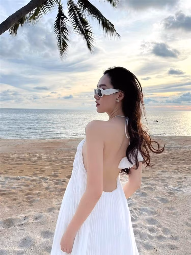 Người đẹp cũng nhanh chóng lấy lại vóc dáng sau khi sinh. Thi thoảng, "mẹ một con" gây trầm trồ khi diện trang phục bắt mắt khoe thân hình thon thả, đường cong gợi cảm.