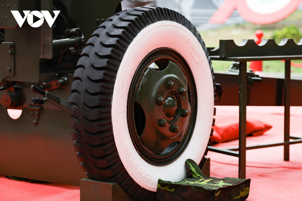 Bánh pháo được sơn màu trắng nổi bật, trang trọng