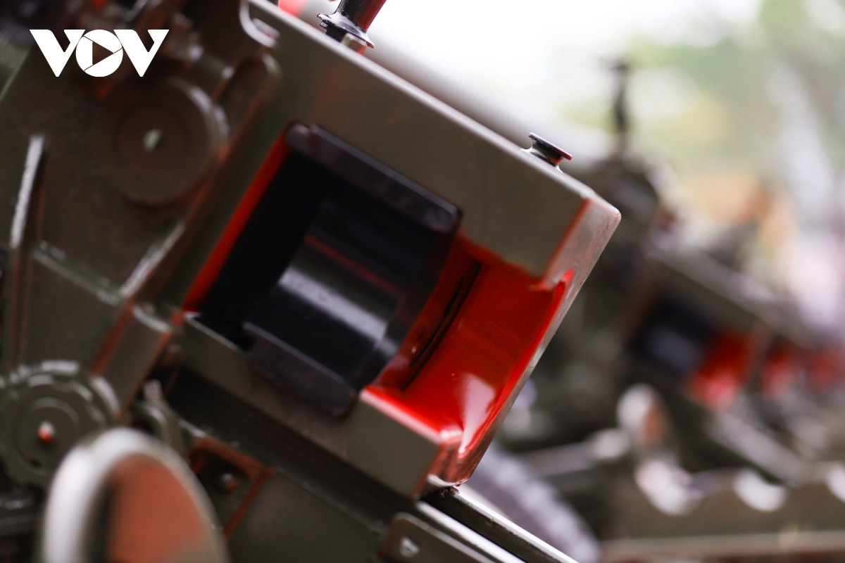 Giá pháo kiểu M2A2, kính ngắm M16.