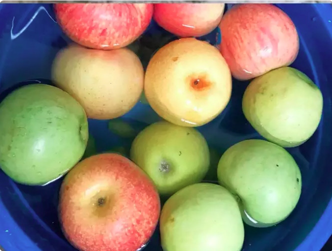 Hơn nữa, thực phẩm giàu chất xơ thúc đẩy cảm giác no, giúp kiểm soát cân nặng và giảm nguy cơ béo phì, một yếu tố nguy cơ đáng kể đối với bệnh tiểu đường loại 2. Chất xơ cũng hỗ trợ sức khỏe tiêu hóa bằng cách thúc đẩy nhu động ruột thường xuyên và nuôi dưỡng hệ vi sinh vật đường ruột khỏe mạnh.