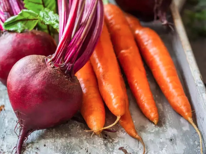 Cà rốt: Cà rốt là loại rau củ rất giàu chất xơ, vitamin và chất chống oxy hóa. Chúng có lượng calo và carbohydrate tương đối thấp, khiến chúng trở thành lựa chọn tốt cho bệnh nhân tiểu đường khi ăn ở mức độ vừa phải.