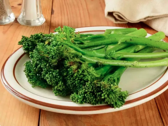 Bông cải xanh: Bông cải xanh có lượng calo thấp và nhiều chất xơ, khiến nó trở thành lựa chọn tuyệt vời cho bệnh nhân tiểu đường. Nó cũng chứa nhiều vitamin, khoáng chất và chất chống oxy hóa.