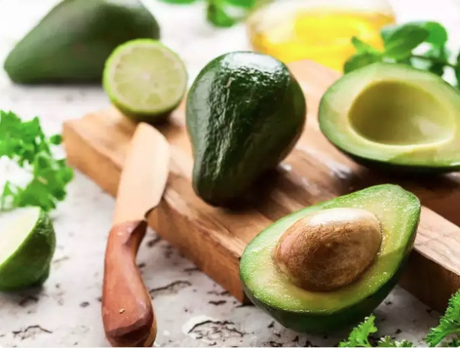 Bơ: Bơ là một loại trái cây giàu chất xơ, chất béo lành mạnh, nhiều loại vitamin và khoáng chất. Nó cũng chứa ít carbohydrate và giúp thúc đẩy cảm giác no.