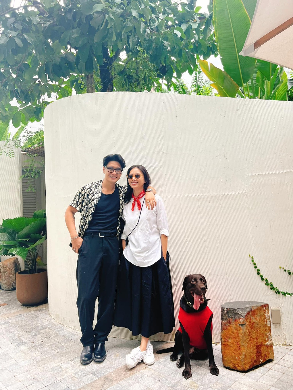 Nhờ nhan sắc không tuổi, Ngô Thanh Vân luôn được khen đẹp đôi khi sánh vai bên Huy Trần - ông xã kém 11 tuổi. Người hâm mộ cũng nhận xét từ khi kết hôn, "đả nữ" màn ảnh Việt ngày càng trẻ trung, rạng rỡ.