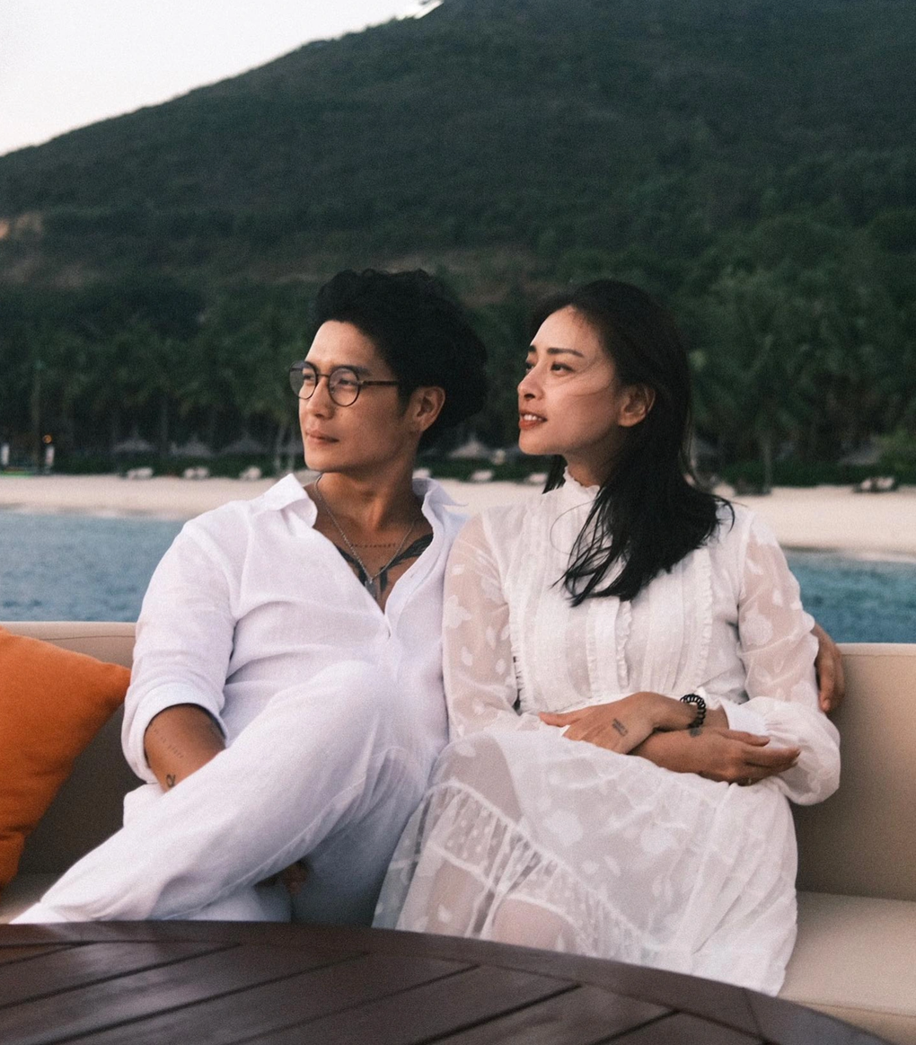 Nhiều người nhận xét Ngô Thanh Vân ngày càng dịu dàng, nữ tính kể từ sau khi lấy chồng. Bản thân nữ diễn viên từng cho biết trước đây ít người thấy được khía cạnh yếu đuối của cô. Ở bên Huy Trần, cô được làm người phụ nữ bình thường. Cô biết ơn chồng đã làm chỗ dựa tinh thần cho mình suốt thời gian qua.