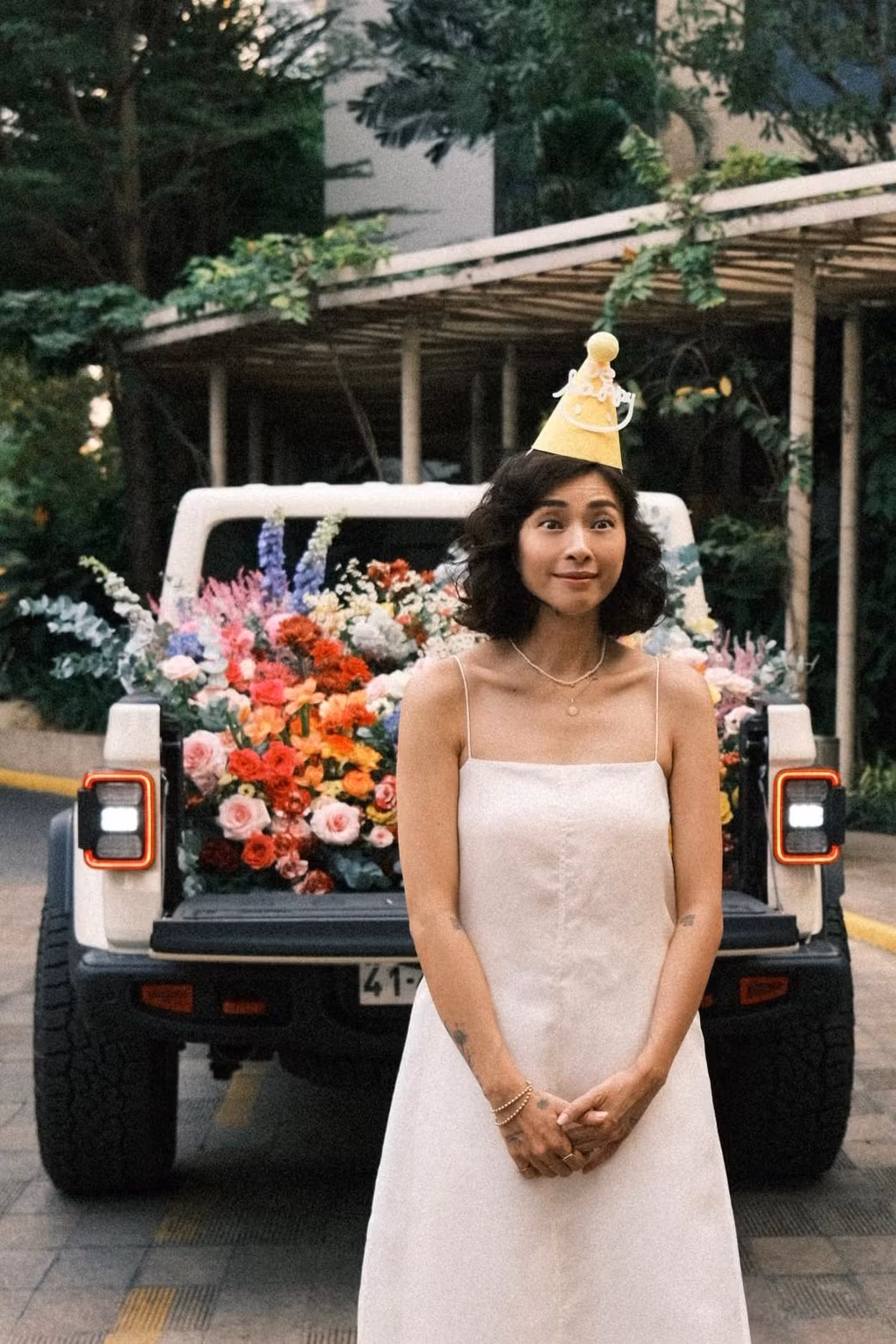 Dịp sinh nhật cuối tháng 2, Ngô Thanh Vân được ông xã tạo bất ngờ bằng món quà là chiếc xe tải chở đầy hoa cùng chiếc điện thoại mới. Khoảnh khắc ngọt ngào của cặp đôi khiến nhiều khán giả ngưỡng mộ.