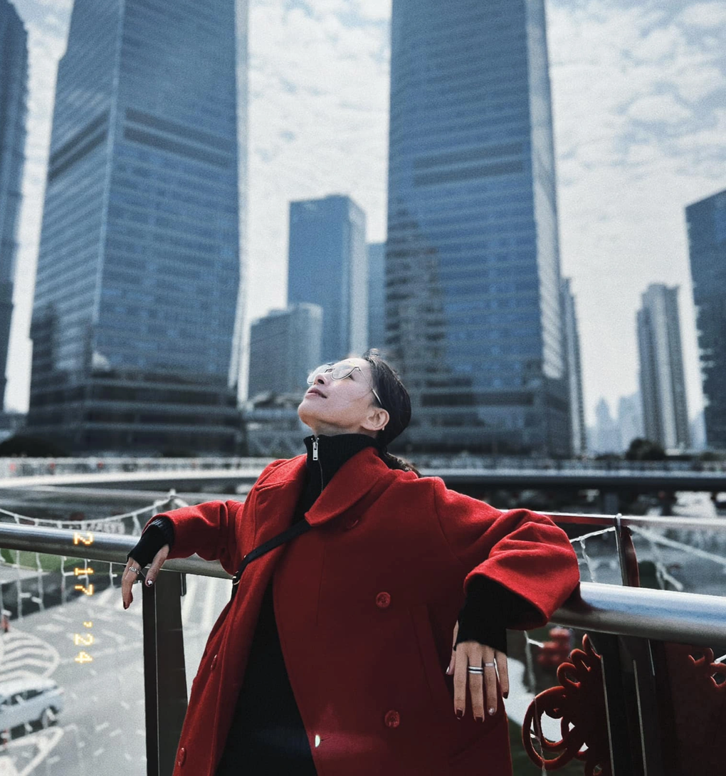 "Mỗi ngày thức dậy, thượng đế sẽ ban cho bạn 50 nghìn tế bào mới trong cơ thể. Vì mới được sinh ra nên mấy "ông lính" này chưa biết sẽ làm gì. Hãy nói với họ, bạn sẽ có một ngày tuyệt vời. Và điều kỳ diệu sẽ xuất hiện hôm nay. Thế là mấy "ông lính" sẽ tung tăng vui vẻ chạy về phía trước và làm cho trái tim bạn tràn ngập tình yêu", Ngô Thanh Vân chia sẻ.