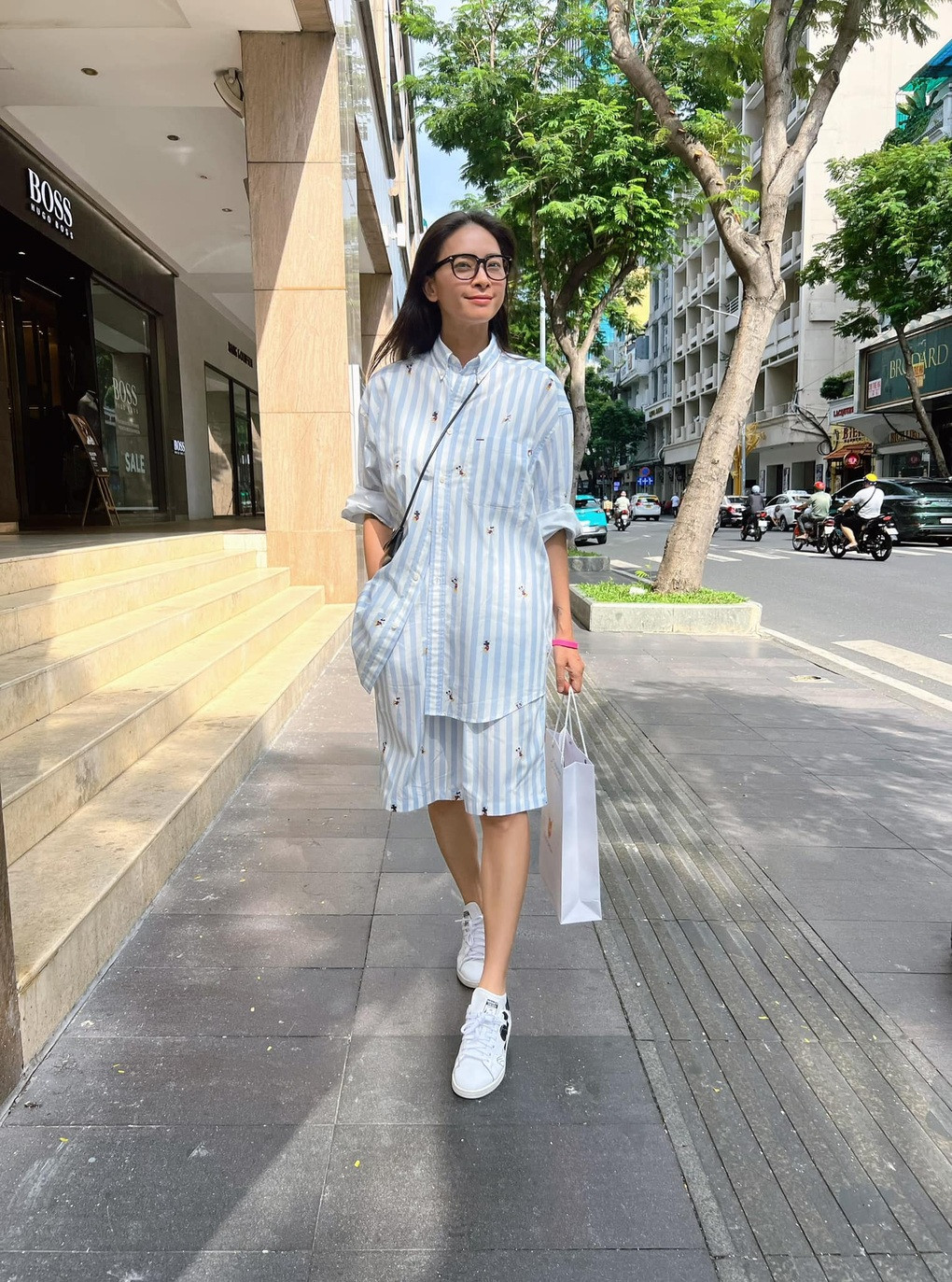 Đời thường, Ngô Thanh Vân ghi điểm bởi phong cách thời trang đơn giản mà thanh lịch, góp phần giúp cô "ăn gian" tuổi thật. Người đẹp chuộng những mẫu áo thun, quần jeans, trang phục màu sắc trung tính và phom dáng hiện đại. Cô từng cho biết không cầu kỳ trong ăn mặc, miễn sao thể hiện sự năng động, phù hợp hoàn cảnh.