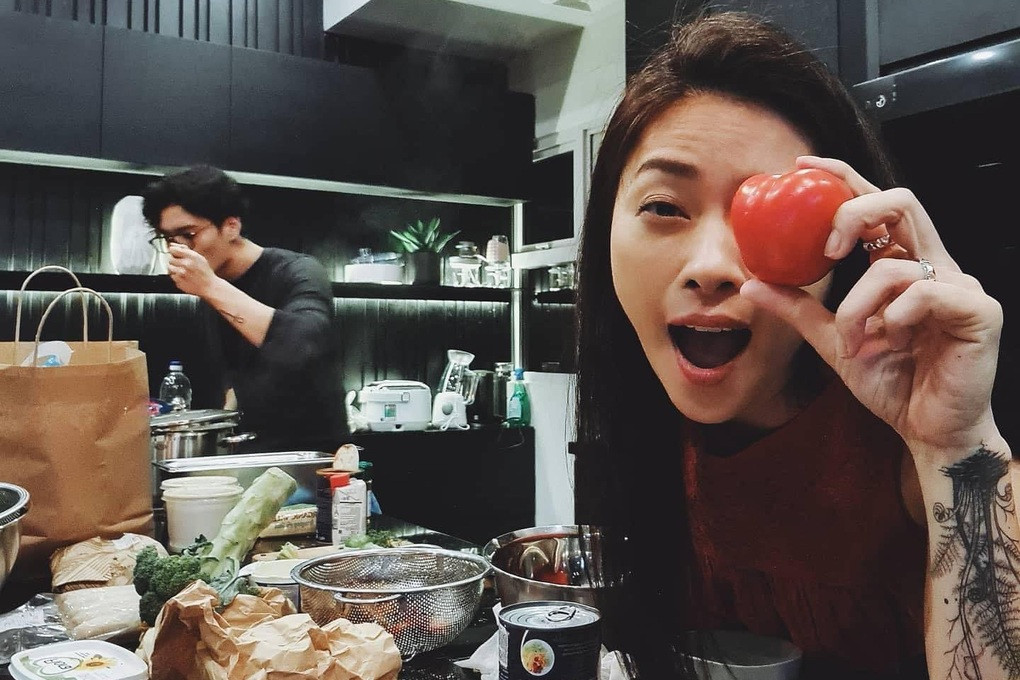 Chồng của Ngô Thanh Vân có sở trường nấu nướng, là "đầu bếp chính" trong nhà, thường xuyên trổ tài chăm vợ. Thời gian rảnh, Ngô Thanh Vân học nấu ăn cùng chồng, khám phá các công thức làm bếp mới.