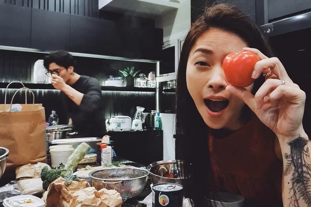 Chồng của Ngô Thanh Vân có sở trường nấu nướng, là "đầu bếp chính" trong nhà, thường xuyên trổ tài chăm vợ. Thời gian rảnh, Ngô Thanh Vân học nấu ăn cùng chồng, khám phá các công thức làm bếp mới.