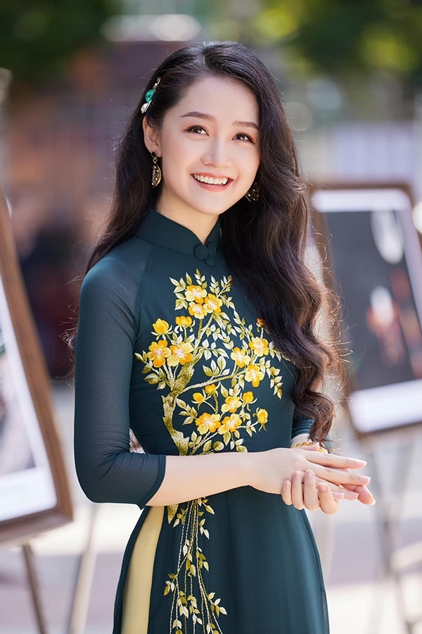 Ở bất cứ trang phục nào BTV Thu Hà cũng khoe được nhan sắc rực rỡ.