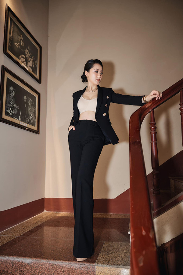 Trên trang cá nhân, cô khoe eo thon nuột nà và gợi cảm khiến khán giả thêm yêu thích và ủng hộ nhiều hơn.