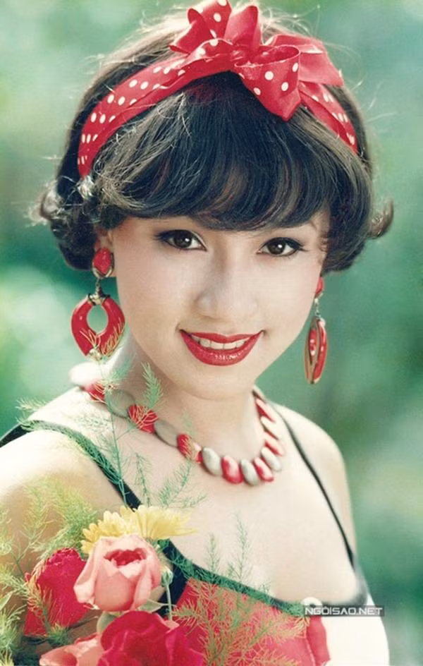 Doi thuc vien man cua nu ca si goi cam trong lang nhac bolero