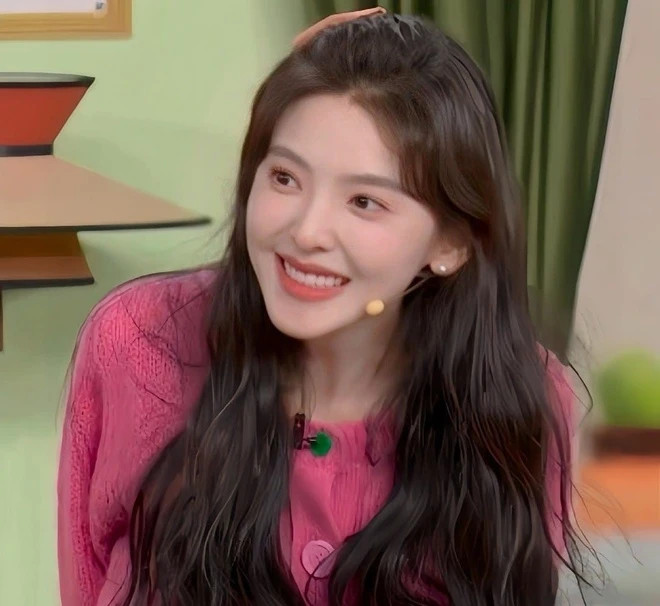 Nữ diễn viên trẻ Chương Nhược Nam lần đầu được tham gia Xuân Vãn với tiết mục kịch nói. Người đẹp sinh năm 1996 gây chú ý với ngoại hình xinh xắn dễ mến tựa mối tình đầu. Chiếc áo hồng càng làm tôn lên vẻ đẹp trong trẻo của Chương Nhược Nam. Chiếc áo cũng nhanh chóng trở thành từ khóa được tìm kiếm nóng và cháy hàng.