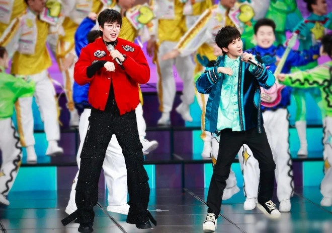 Ba tài tử Ngụy Thần, Ngụy Đại Huân, Bạch Kính Đình thể hiện ca khúc Lên núi xuân. Năm 2023, Ngụy Đại Huân (ảnh) vụt sáng trong sự nghiệp, thu về hàng triệu người hâm mộ nhờ vai diễn vị giám đốc trẻ si tình Mạnh Yến Thần trong phim Khói lửa nhân gian của tôi. Bạch Kính Đình cũng là ngôi sao trẻ được đánh giá cao khi liên tiếp có những tác phẩm thành công như Khởi đầu, Khanh khanh nhật thường, Trường phong độ.