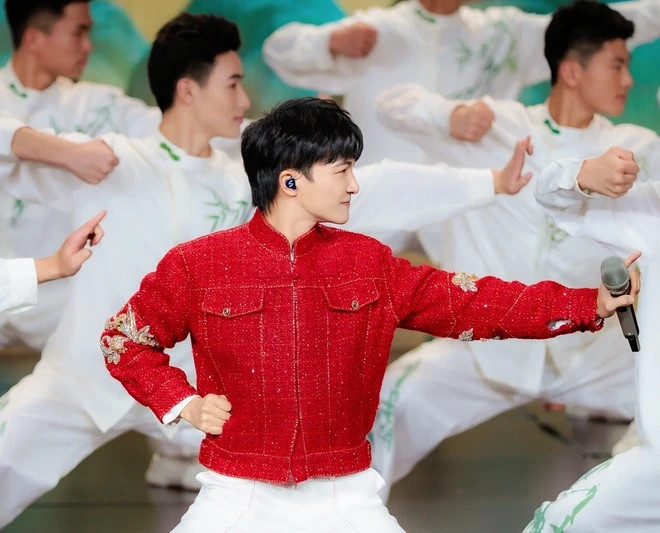 Nam ca sĩ ăn khách nhất Trung Quốc hiện tại - Châu Thâm thể hiện hai tiết mục Đơn sức khỏe tới rồi và đồng ca Khó quên đêm nay. Trong đó, anh còn thực hiện một bài tập khí công của Đạo giáo mang tên Bát Đoạn Cẩm đã có hơn 1.000 năm lịch sử.