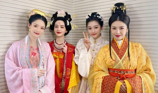 Dàn mỹ nhân Lý Thấm, Lưu Thi Thi, Quan Hiểu Đồng, Lưu Đào (từ trái sang) thể hiện ca khúc Niên cẩm với những trang phục đặc biệt. Lý Thấm mặc váy thời Bắc Tống, Lưu Thi Thi mặc trang phục thời Vãn Đường, Quan Hiểu Đồng nổi bật trong chiếc váy thuộc thời nhà Minh và Lưu Đào mặc trang phục thời Đông Hán.