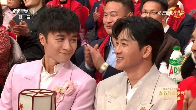 Hai ngôi sao phim Tân dòng sông ly biệt là Cổ Cự Cơ và Tô Hữu Bằng khiến khán giả cảm thán họ không già đi. Hai tài tử cùng nữ diễn viên Tống Giai và các em nhỏ cùng thể hiện ca khúc Lễ tự.