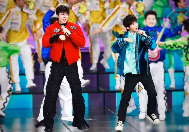 Tiết mục vui nhộn Chia sẻ (Share) của Lưu Vũ Ninh và Trương Đại Vỹ cũng là một trong những màn biểu diễn có rating cao, thu hút người xem trong Xuân Vãn 2024. Ngoài ra, sự kiện còn có sự tham dự của Tăng Thuấn Hy với màn múa mỳ, Trương Thiên Ái, Đan Y Thuần, Hy Lâm Na Y Cao... Theo Sina, được biểu diễn tại Xuân Vãn luôn là niềm tự hào với các nghệ sĩ Trung Quốc.