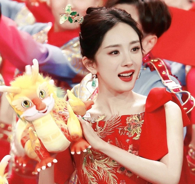 Theo Sina, năm nay, thay vì các ca khúc hot, tươi mới hợp thời thì các nghệ sĩ thể hiện những tiết mục mang đậm tinh thần dân tộc, giới thiệu cảnh sắc đặc trưng của mỗi vùng miền Trung Quốc. Tại mỗi điểm cầu, các ngôi sao đều có tiết mục hấp dẫn giới thiệu văn hóa truyền thống. Năm nay, ban tổ chức Xuân Vãn còn mời người chăm sóc chú gấu trúc nổi tiếng Hoa Hoa lên sân khấu. Trong ảnh, Dương Mịch thể hiện hai ca khúc Cổ vũ rồng bay và Để hạnh phúc bay lên.