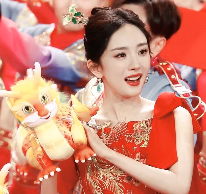 Theo Sina, năm nay, thay vì các ca khúc hot, tươi mới hợp thời thì các nghệ sĩ thể hiện những tiết mục mang đậm tinh thần dân tộc, giới thiệu cảnh sắc đặc trưng của mỗi vùng miền Trung Quốc. Tại mỗi điểm cầu, các ngôi sao đều có tiết mục hấp dẫn giới thiệu văn hóa truyền thống. Năm nay, ban tổ chức Xuân Vãn còn mời người chăm sóc chú gấu trúc nổi tiếng Hoa Hoa lên sân khấu. Trong ảnh, Dương Mịch thể hiện hai ca khúc Cổ vũ rồng bay và Để hạnh phúc bay lên.