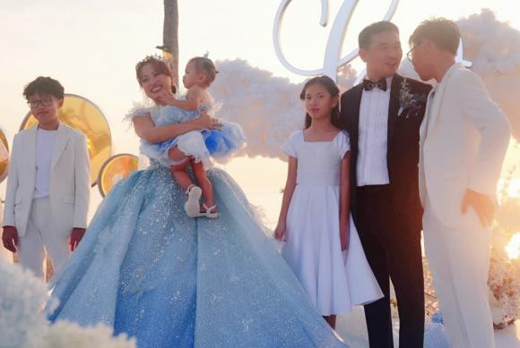 Van Hugo hiem hoi khoe hai con rieng cua chong-Hinh-4