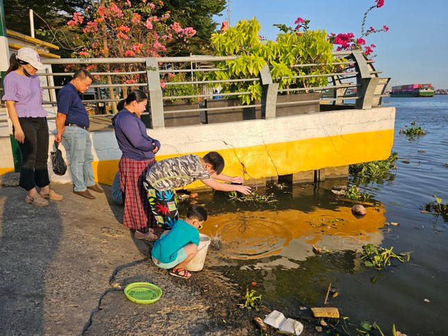 Chiều muộn 24/2 (rằm tháng Giêng), đông đảo người dân đã tìm đến khu vực bến đò - ga tàu thủy Linh Đông (cuối đường số 36, thuộc khu phố 8, phường Linh Đông, TP. Thủ Đức, TPHCM) để làm những việc thiện lành nhân ngày rằm đầu tiên của năm mới Giáp Thìn 2024.