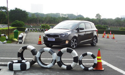 Lái thử xe Rondo tại Mỹ Đình.