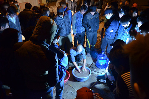 Bên trong quan tài còn nguyên bộ hài cốt người, gồm phần đầu, xương chân tay... Có thể ngôi mộ đã được chôn từ vài chục năm trước. Hài cốt sau đó được rửa sạch sẽ rồi đưa về nghĩa trang Yên Kỳ, Bất Bạt (Sơn Tây) chôn cất.