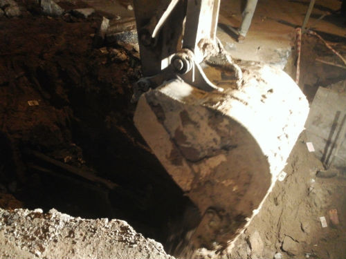 Ngay sau khi phát hiện vụ việc, công trường thi công được tạm dừng, quan tài được đưa lên mặt đất bằng máy xúc.