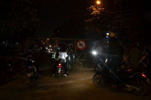 Đơn vị thi công cũng cho lập rào chắn đường Thanh Nhàn để tránh người dân qua lại.