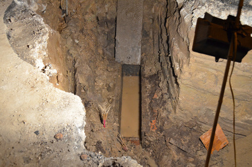 Chiếc quan tài được chôn ở độ sâu khoảng 3 m, giữa đường Thanh Nhàn.