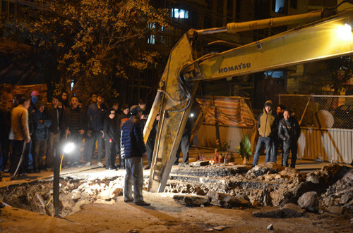 Vụ việc xảy ra đêm 15/12, khi các công nhân đào đường để lắp đặt ống thoát nước trên phố Thanh Nhàn, quận Hai Bà Trưng, Hà Nội thì phát hiện chiếc quan tài.