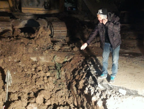 Đội thi công cho lấp vị trí ngôi mộ.