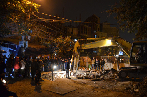 Người dân hiếu kỳ theo dõi vụ việc.