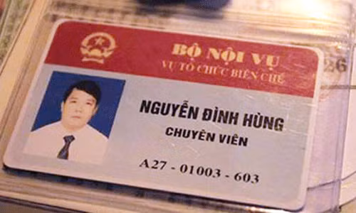 Chuyên viên Bộ Nội vụ rút thẻ dọa CSGT.