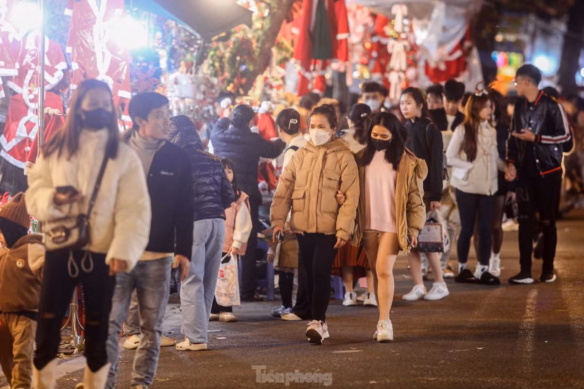 Tương tự, tại khu vực phố Hàng Mã (quận Hoàn Kiếm, Hà Nội), cái lạnh tê tái của Thủ đô không làm dịu đi cái không khí nhộn nhịp đón Giáng sinh sớm tại đây.