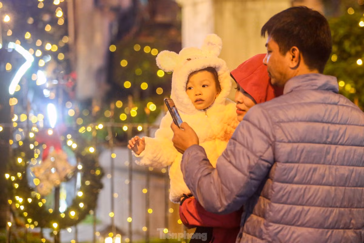 Trẻ nhỏ được gia đình mặc ấm, đưa lên đây đón Giáng sinh sớm.