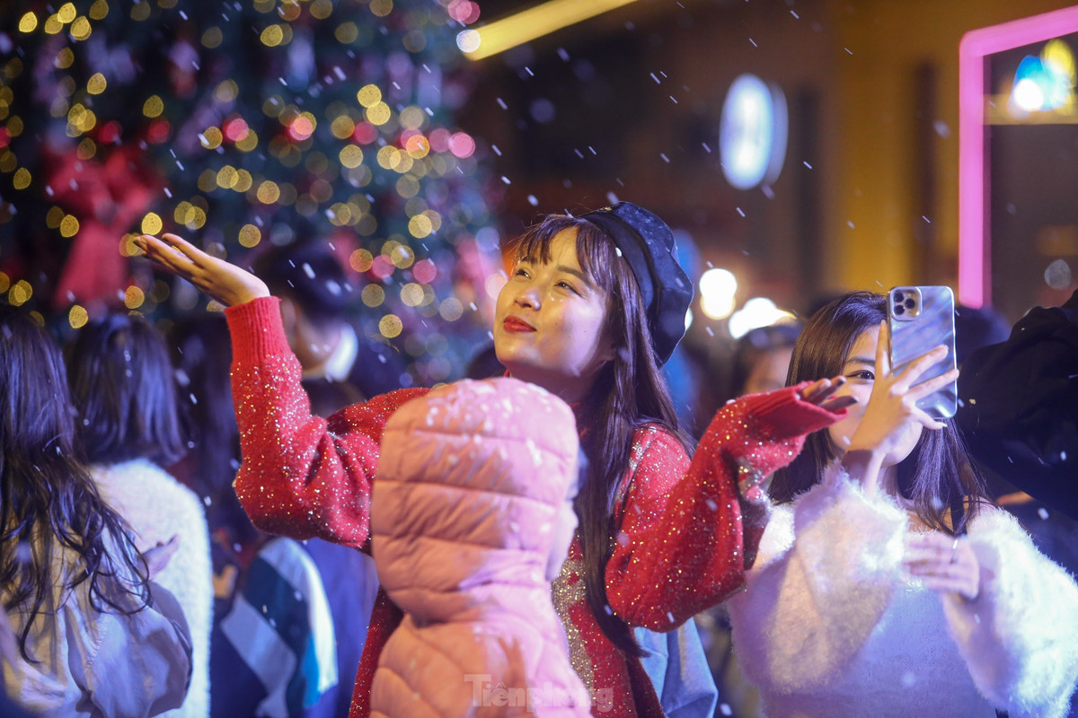 Lưu giữ khoảnh khắc tuyết rơi như đang ở trời Âu.