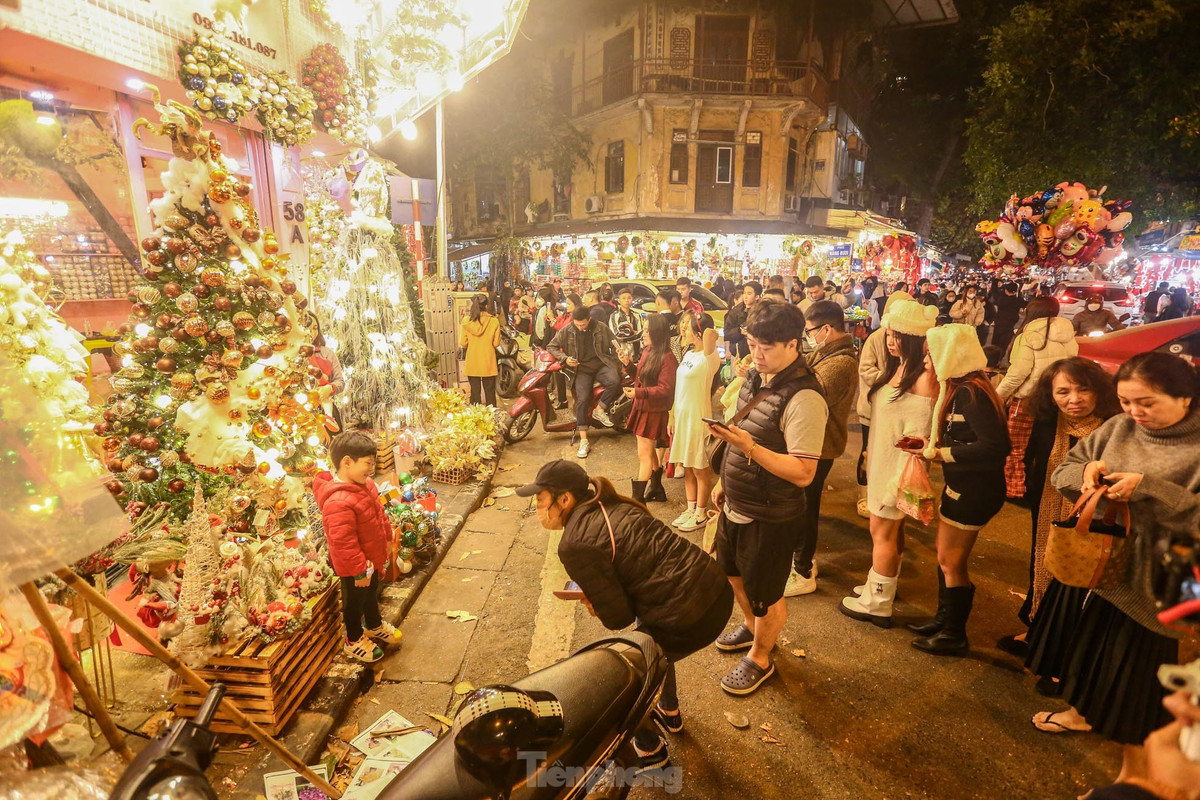 Các quầy hàng được trang trí rực rỡ với cây thông Noel thu hút người dân đến chụp ảnh.