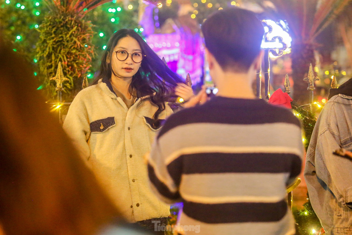 Đây cũng là địa điểm thu hút rất nhiều người đến dạo chơi, chụp ảnh... mỗi khi Giáng sinh về.