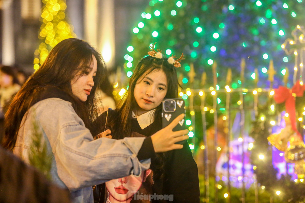 Cây thông khổng lồ cùng dàn đèn lấp lánh nhiều màu sắc thu hút được nhiều người tới đây.