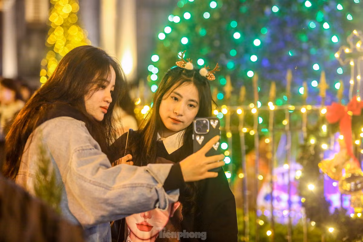 Cây thông khổng lồ cùng dàn đèn lấp lánh nhiều màu sắc thu hút được nhiều người tới đây.