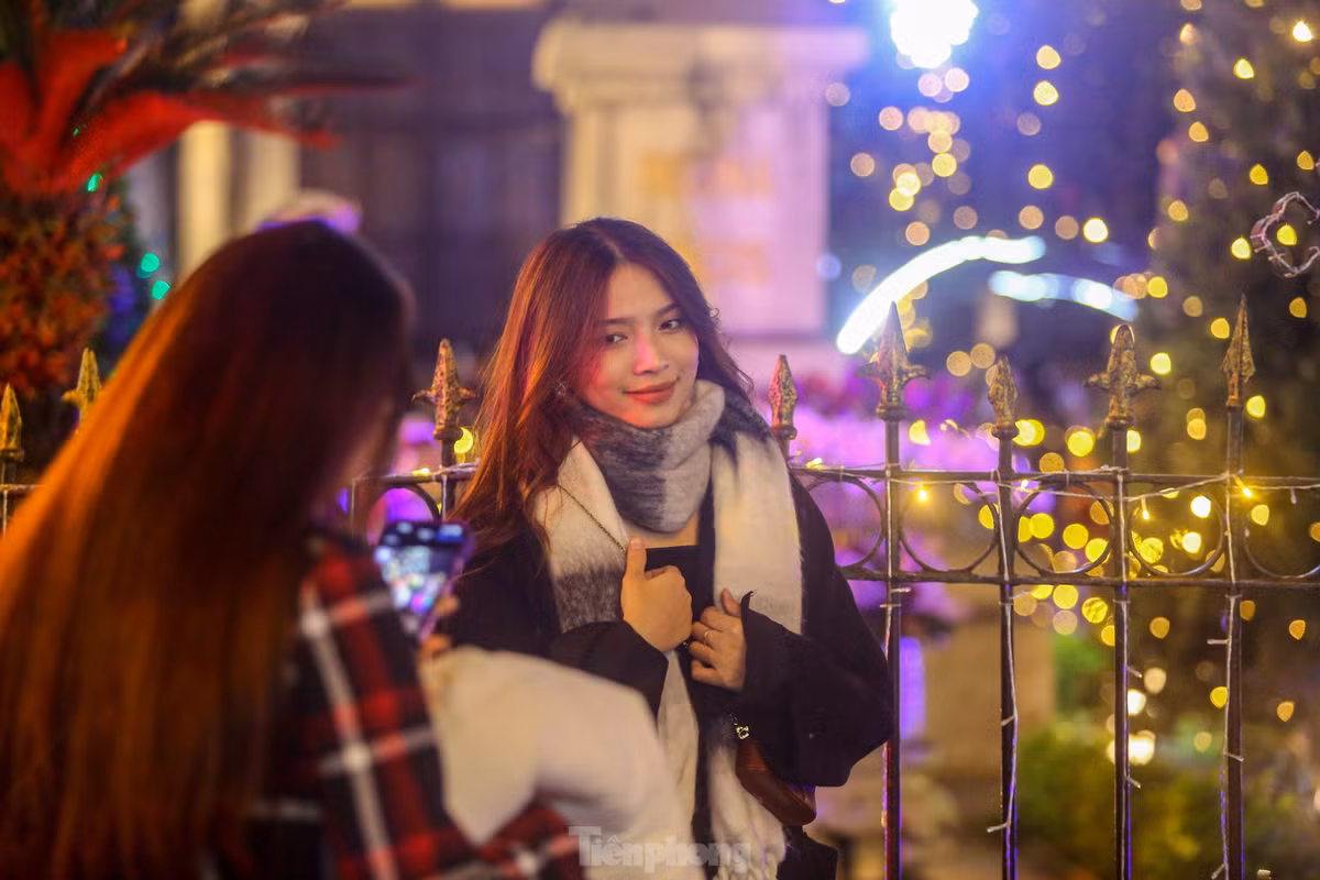 Ghi nhận của PV, tại khu vực Nhà thờ Lớn (quận Hoàn Kiếm, Hà Nội) vẫn thu hút được khá đông người dân và du khách đến đây trong ngày cuối tuần mặc dù trời lạnh buốt.